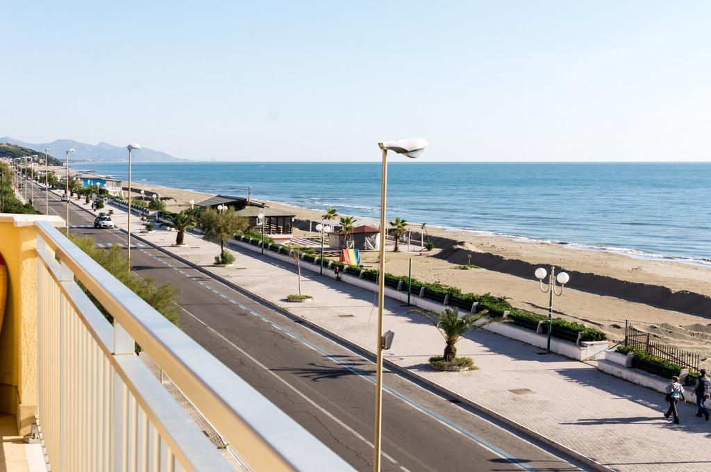 Il Mare In Giardino Apartment Scauri  Bagian luar foto