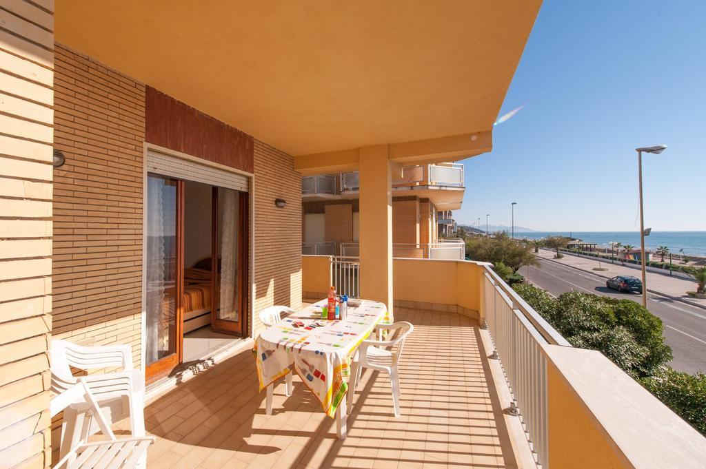 Il Mare In Giardino Apartment Scauri  Bagian luar foto