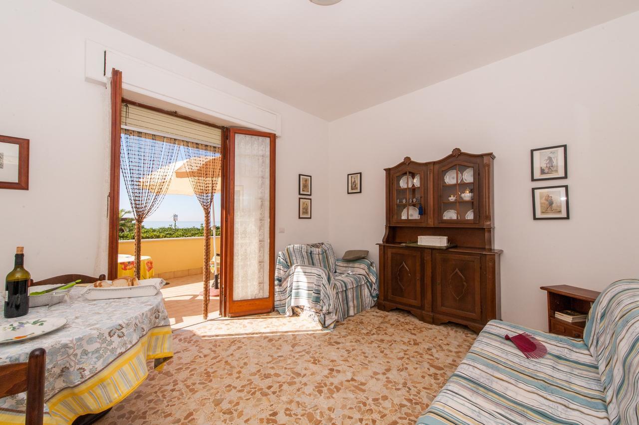 Il Mare In Giardino Apartment Scauri  Bagian luar foto